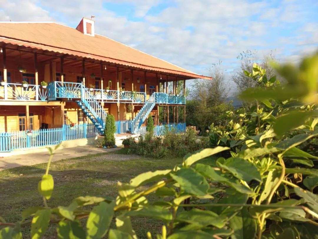 برای رزرو اقامتگاه بومگردی باغ گیلاس آشخانه در خراسان شمالی چه زمانی اقدام کنیم؟